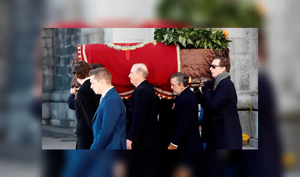 Familiares de Francisco Franco llevan su tumba hasta el helicóptero que lo trasladó hasta su nicho final. Foto: La jornada Familiares de Francisco Franco llevan su tumba hasta el helicóptero que lo trasladó hasta su nicho final. Foto: La jornada