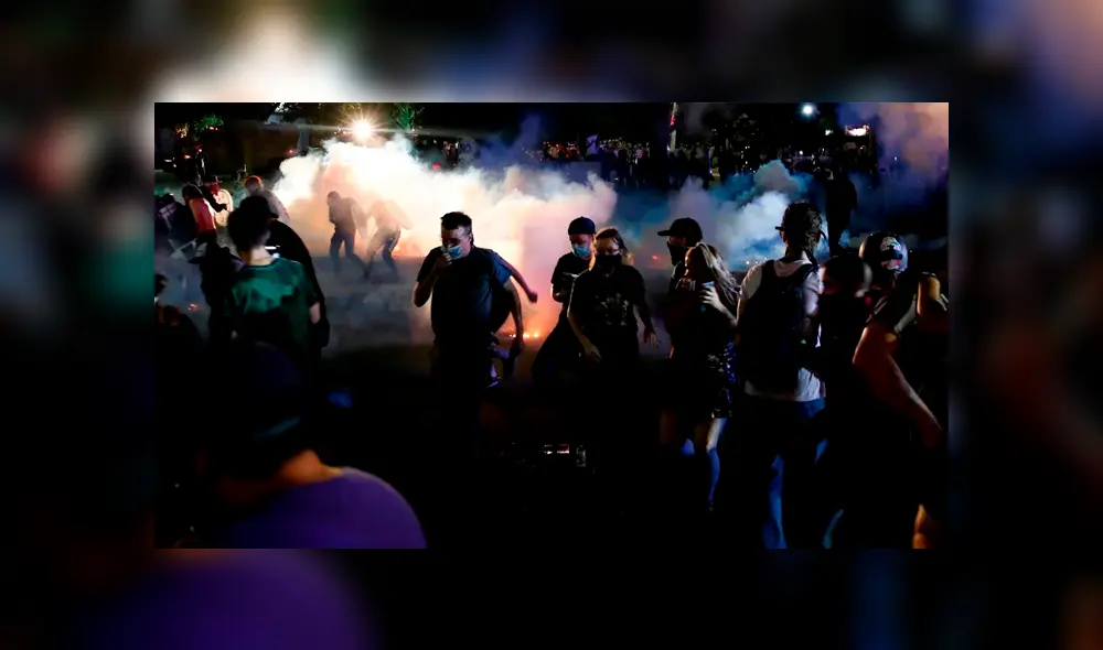 Enfrentamientos y gases lacrimógenos durante la noche de este martes en una protesta en Kenosha tras el caso de Jacob Blake. Foto: AFP Enfrentamientos y gases lacrimógenos durante la noche de este martes en una protesta en Kenosha tras el caso de Jacob Blake. Foto: AFP