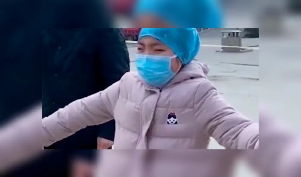Enfermera china consuela a su hija con ‘abrazo aéreo’ desde zona de cuarentena por coronavirus [VIDEO]