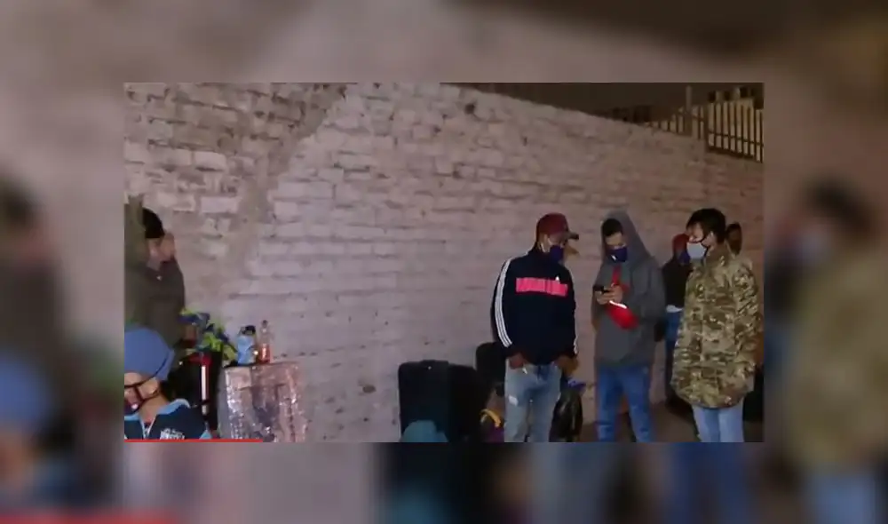 Para evitar complicaciones al momento de abordar su vuelo, usuarios decidieron pernoctar. (Foto: Captura de video / Latina Noticias) Para evitar complicaciones al momento de abordar su vuelo, usuarios decidieron pernoctar. (Foto: Captura de video / Latina Noticias)