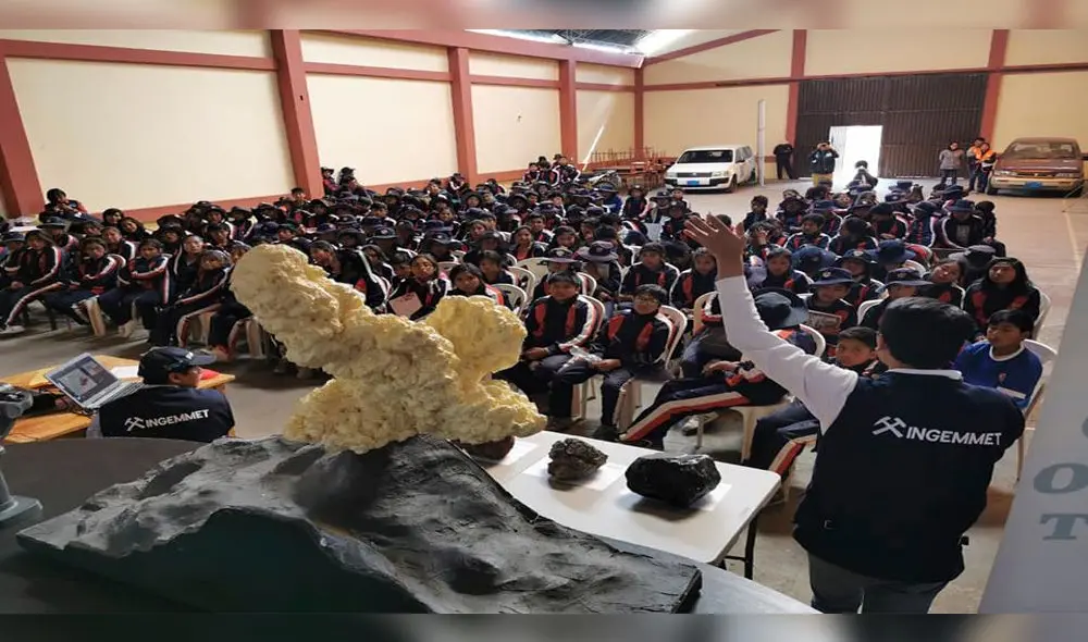 Sensibilizan a niños de Caylloma sobre riesgos del volcán Sabancaya.