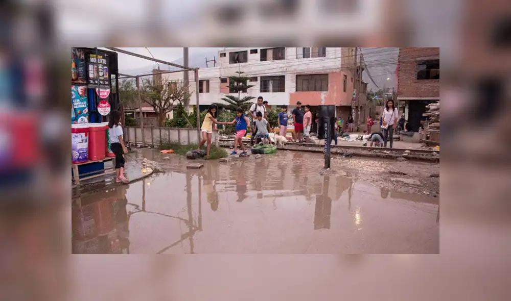 Vecinos tuvieron que colocar sacos para evitar que sus viviendas sean afectadas.. (Créditos: Kensso Merino)