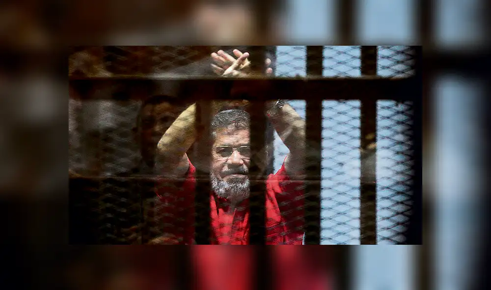 Mohamed Mursi murió durante juicio y dentro de una jaula