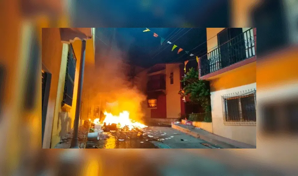 Los sujetos quemaron también las dependencias municipales. Fuente: Twitter.