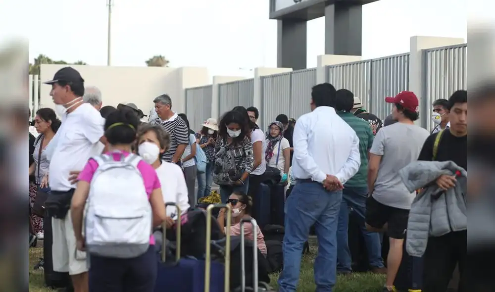 Pasajeros se quedaron varados en los exteriores del aeropuerto jorge chavez. Pasajeros se quedaron varados en los exteriores del aeropuerto jorge chavez.