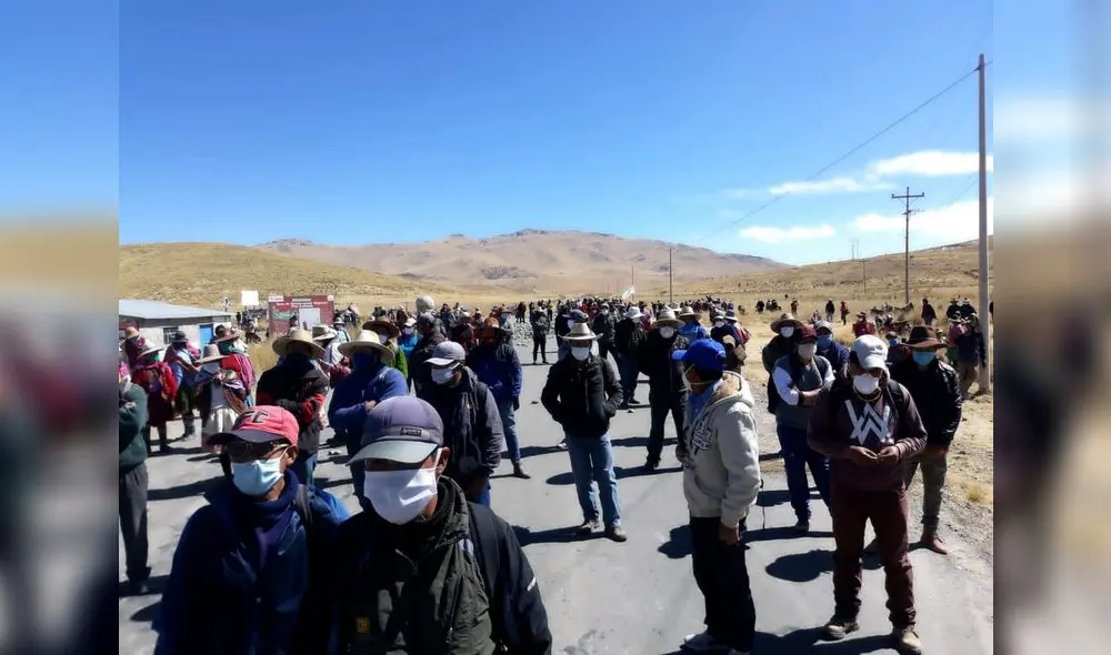 pobladores de Espinar, Cusco, tomaron este lunes tres vías del corredor minero de Glencore-Antapacay. Foto: Erick Chino.