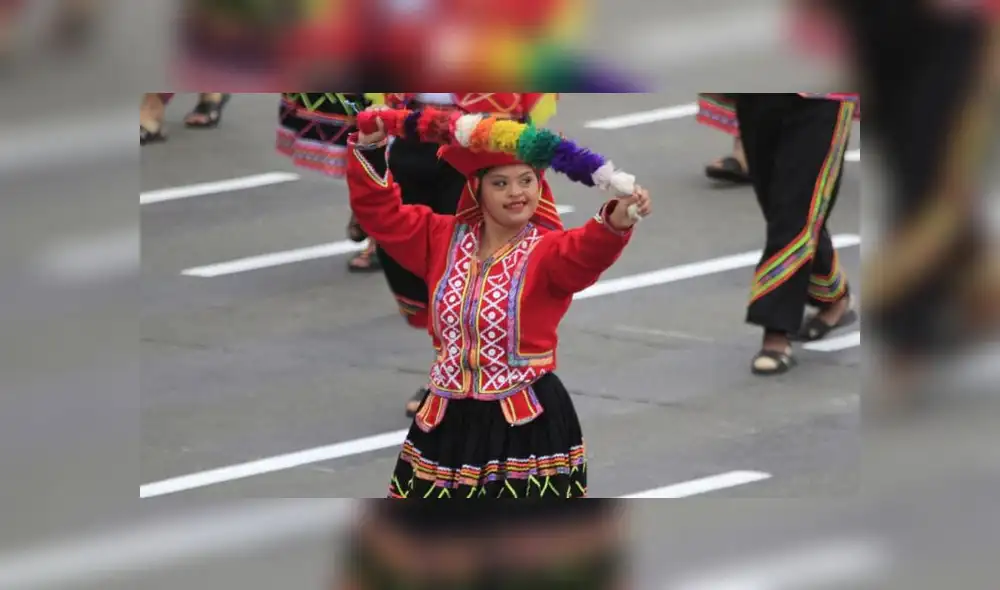 Familias enteras disfrutaron del variado y colorido cronograma del Desfile Militar. (Foto: La República)