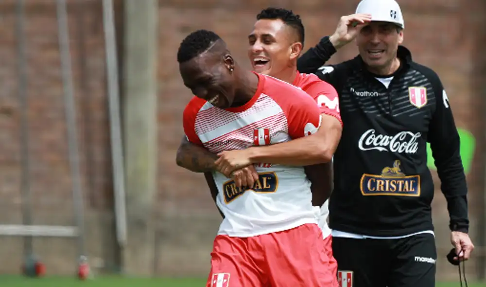 Yoshimar Yotún y Luis Advíncula en divertida comversación. | Foto: FPF Yoshimar Yotún y Luis Advíncula en divertida comversación. | Foto: FPF