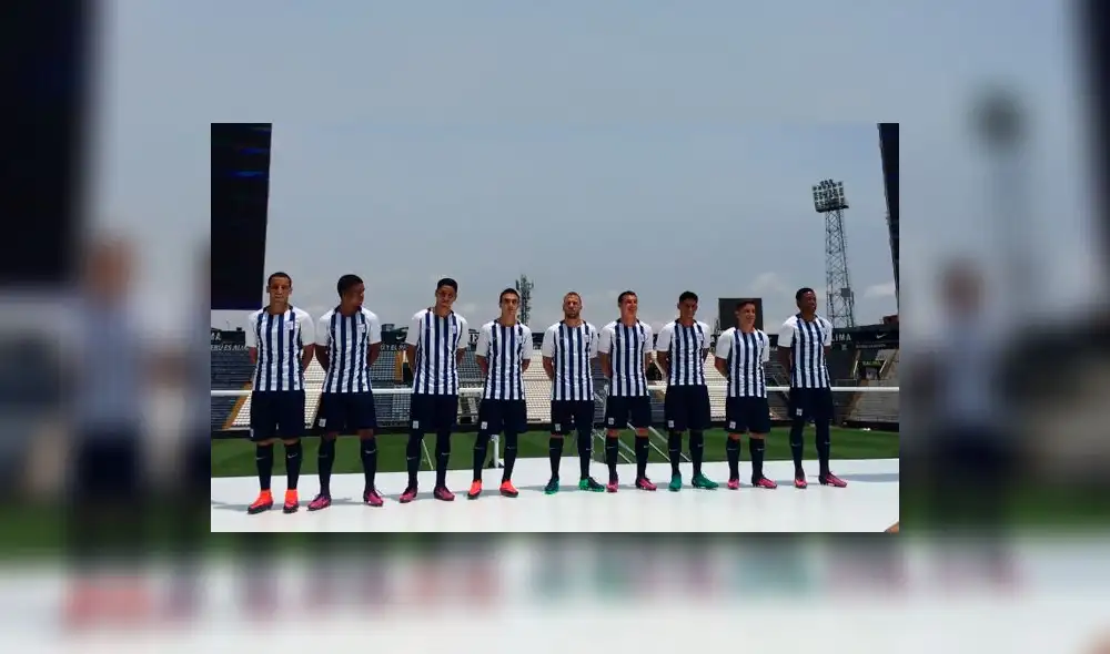 Alianza Lima presentó su camiseta oficial para el 2017 | VIDEO Alianza Lima presentó su camiseta oficial para el 2017 | VIDEO