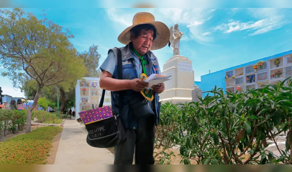 Música y oración en el Día de Todos los Santos en Arequipa. Fotógrafo: Oswald Charca. Música y oración en el Día de Todos los Santos en Arequipa. Fotógrafo: Oswald Charca.
