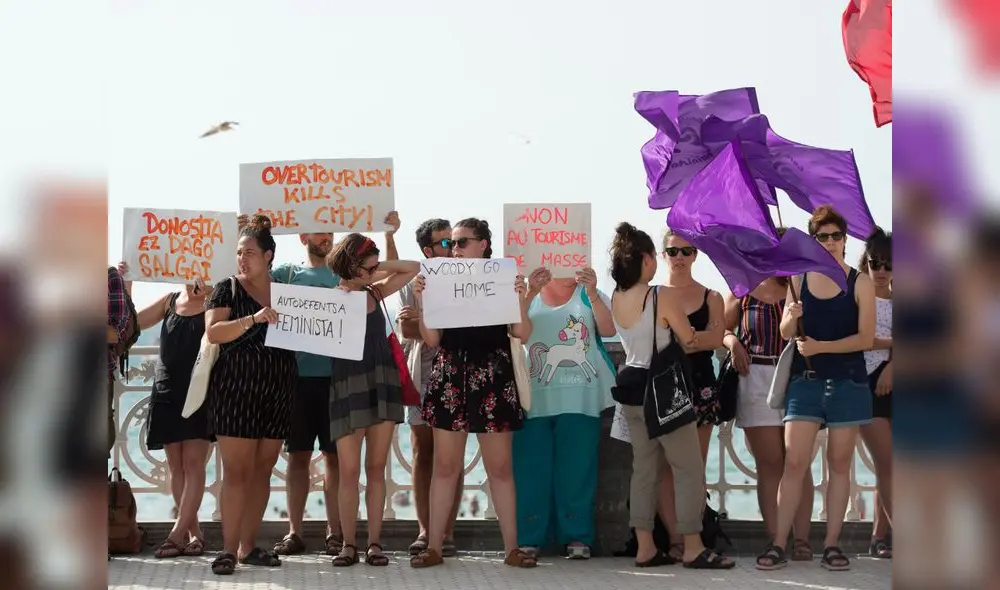 Protesta feminista en una plaza de San Sebastián en contra del rodaje de Rifkin’s Festival en 2019.