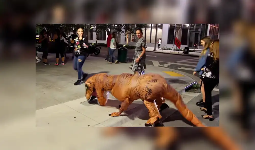 YouTube Viral: El "Cállese viejo lesbiano" llegó a las calles con joven que se disfrazó de dinosaurio  [VIDEO]