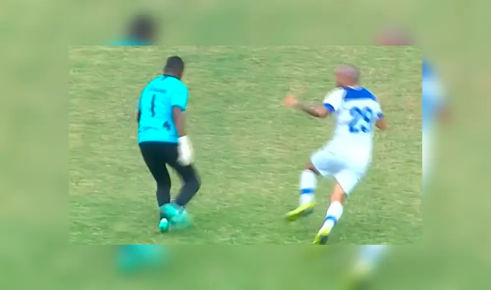 El arquero del Santa Rosa, Mauricio Mafla, cometió un error que le sirvió al Alianza Atlético para encajar un tanto. El arquero del Santa Rosa, Mauricio Mafla, cometió un error que le sirvió al Alianza Atlético para encajar un tanto.