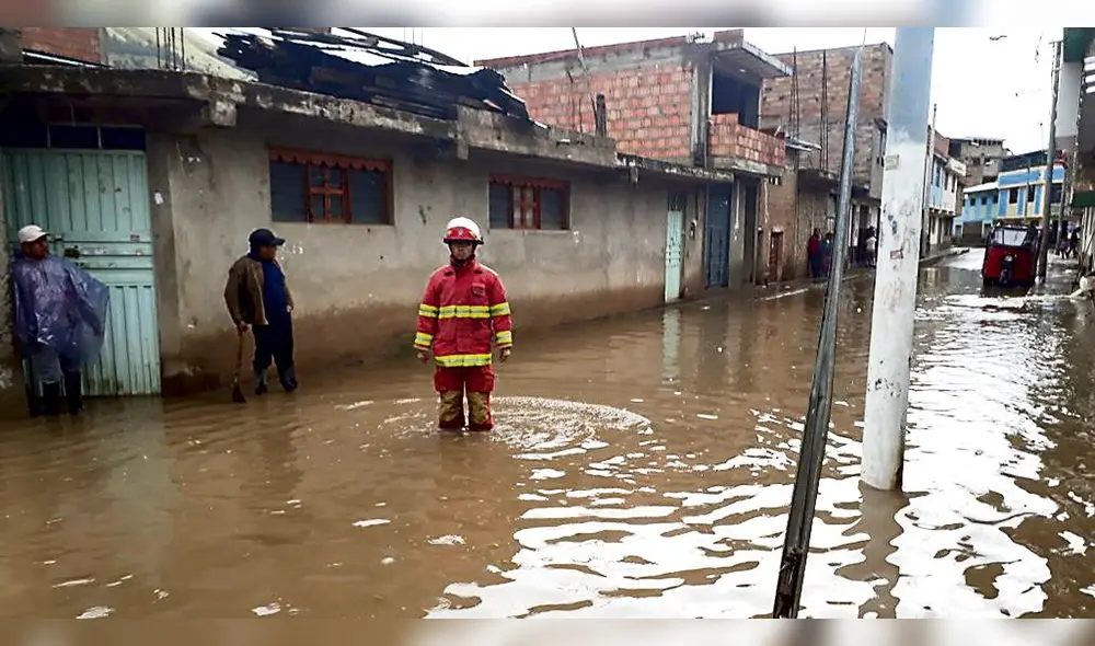 Fuerte lluvia y granizo dejó inundadas calles en Sicuani