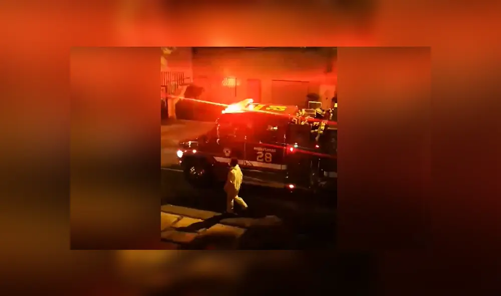 A través de Facebook se hizo viral el momento en que un camión de bomberos fumiga las calles con la canción Buffalo Soldier.