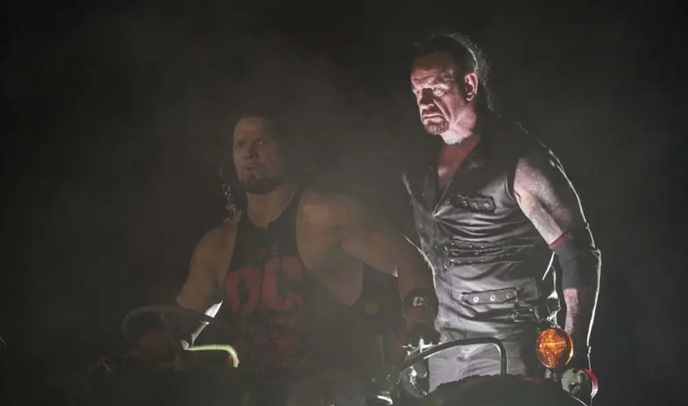AJ Styles tuvo que sufrir la arremetida de America Badass, primero, y de The Undertaker, después. Foto: WWE.