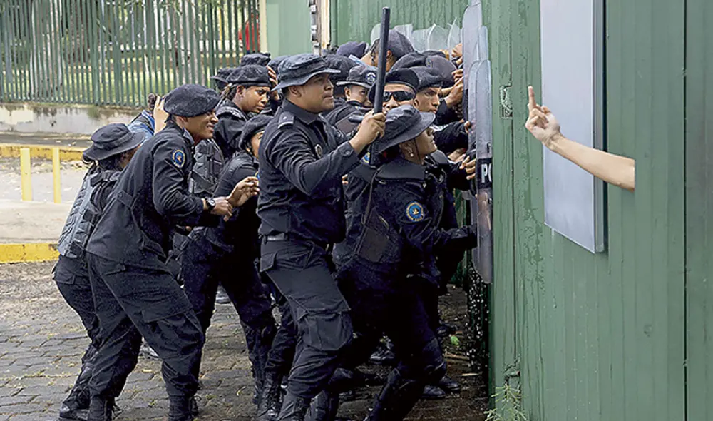Represión. Manifestantes se atrincheran en Managua.