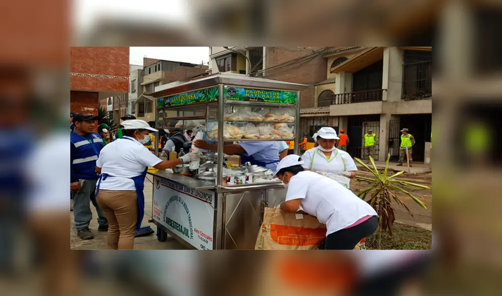 Aniego en SJL: Emolienteros regalan desayunos a los afectados Aniego en SJL: Emolienteros regalan desayunos a los afectados
