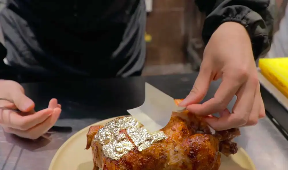 Desliza las imágenes para conocer un poco más sobre este pollo a la brasa bañado en oro de 24 quilates. Foto: captura de YouTube/iOA
