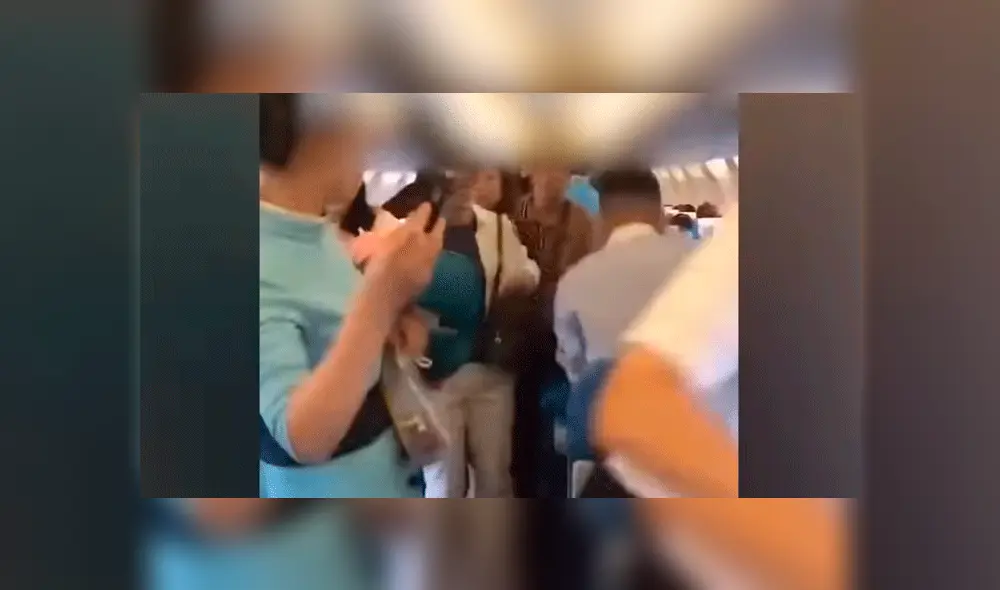 El vuelo se retrasó una hora por la acción de la mujer. Foto: Captura