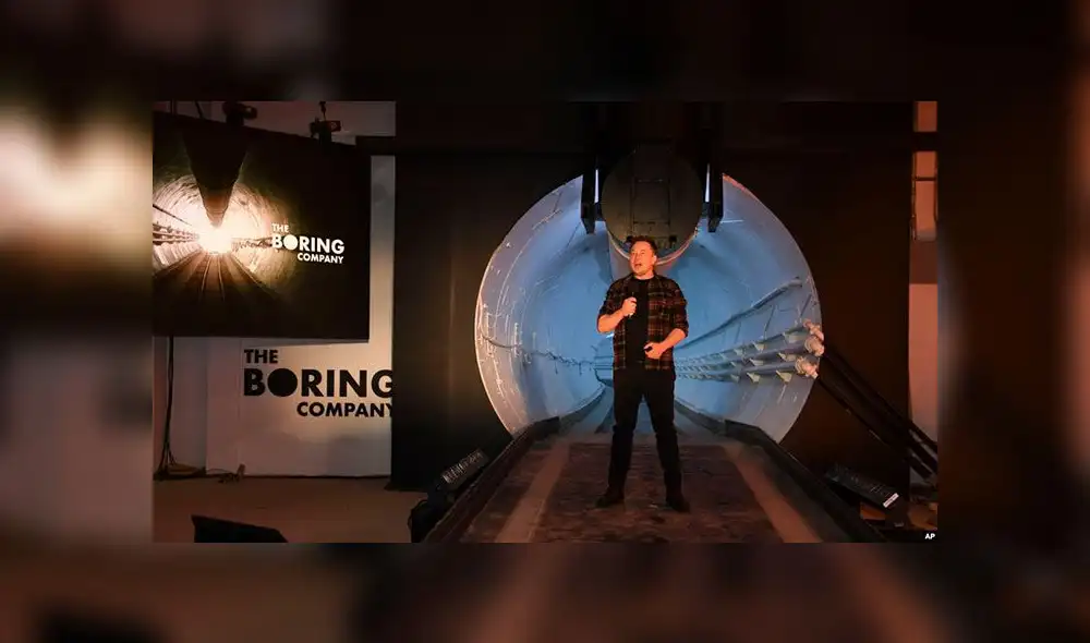 Elon Muk durante la presentación de su túnel de transportación subterránea a finales del año pasado. Foto: difusión