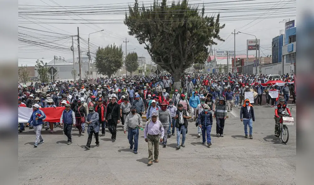 el dato  Miles de manifestantes del Cono Norte de Arequipa se desplazan al centro. Piden la renuncia de Dina Boluarte.