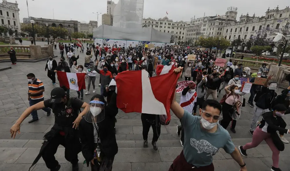 Cientos de manifestantes marchan hacia al Congreso. Enfrentamientos entre la Policía en los alrededores. Fotos : Jorge Cerdán / La República Cientos de manifestantes marchan hacia al Congreso. Enfrentamientos entre la Policía en los alrededores. Fotos : Jorge Cerdán / La República