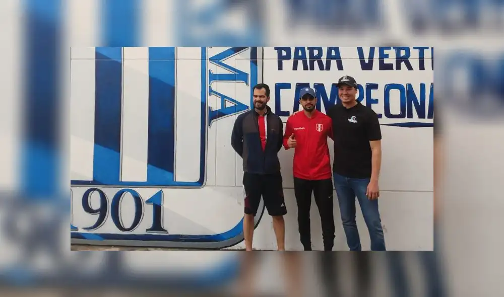 El empresario árabe jugó dentro del estadio Villanueva. El empresario árabe jugó dentro del estadio Villanueva.