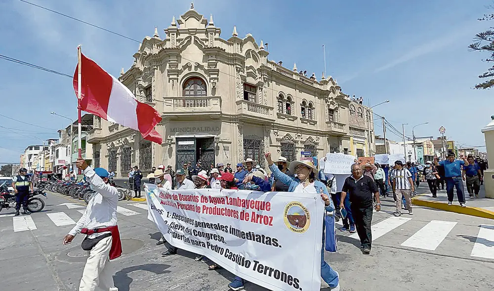 Lambayeque. En el norte, los pobladores volvieron a salir a las calles exigiendo el cierre del Congreso, como una de sus principales demandas. Foto: Rosa Quincho/ URPI-LR