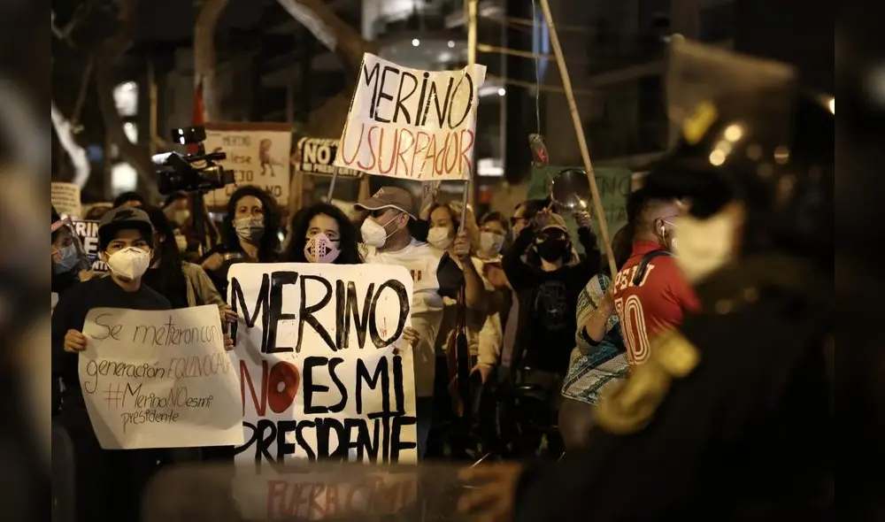 Ciudadanos fueron resguardados por personal de la PNP. Foto: John Reyes/La República Ciudadanos fueron resguardados por personal de la PNP. Foto: John Reyes/La República