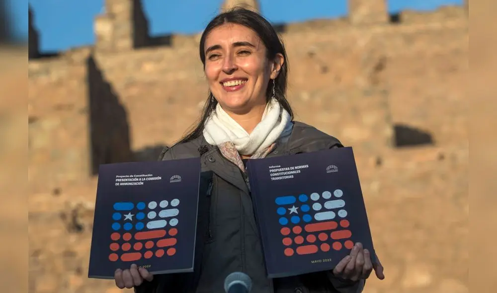 La convención constituyente concluyó el pasado martes el texto, que consta de 390 artículos orientados a engrosar los derechos sociales y a responder a las demandas de igualdad que emanaron de las masivas protestas sociales de 2019. Foto: AFP La convención constituyente concluyó el pasado martes el texto, que consta de 390 artículos orientados a engrosar los derechos sociales y a responder a las demandas de igualdad que emanaron de las masivas protestas sociales de 2019. Foto: AFP