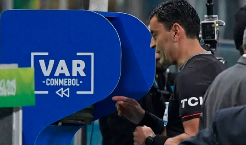 A nivel de selecciones, el VAR ya se utilizó en la Copa América 2019, aunque el criterio empleado por los árbitros fue muy criticado. Foto: Conmebol. A nivel de selecciones, el VAR ya se utilizó en la Copa América 2019, aunque el criterio empleado por los árbitros fue muy criticado. Foto: Conmebol.