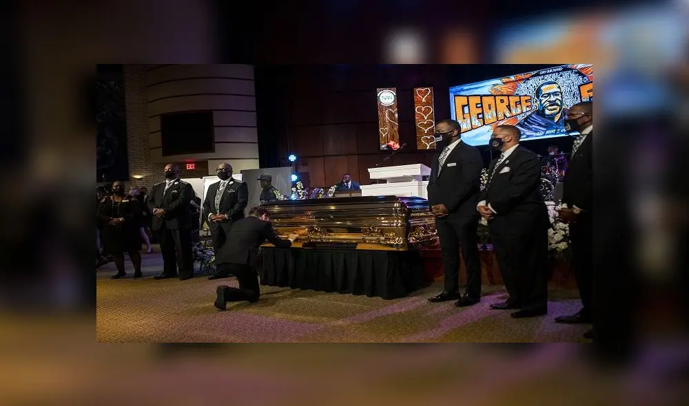 MINNEAPOLIS, MN - JUNE 04: Minneapolis Mayor Jacob Frey kneels at the casket of George Floyd before a memorial service at North Central University on June 4, 2020 in Minneapolis, Minnesota. A number of politicians and celebrities attended the service in Minneapolis as more are scheduled to be held in North Carolina and Texas.   Stephen Maturen/Getty Images/AFP