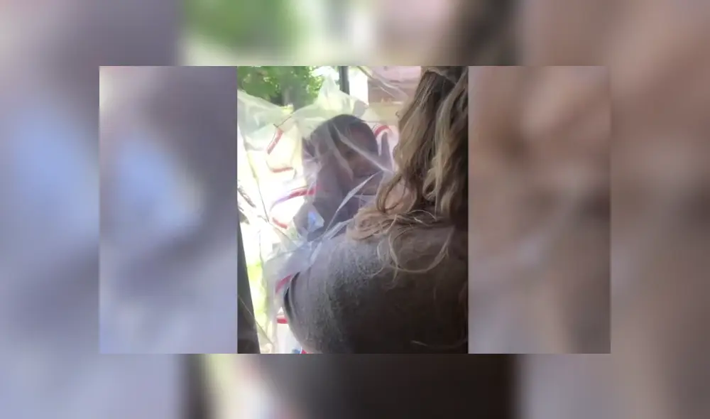 A través de Facebook se hizo viral el curioso invento de una maestra para abrazar a sus estudiantes de manera segura.