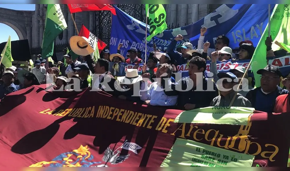Movilización en la plaza de Armas. Opositores cargan la bandera de Arequipa con la consigna "La República Independiente de Arequipa".