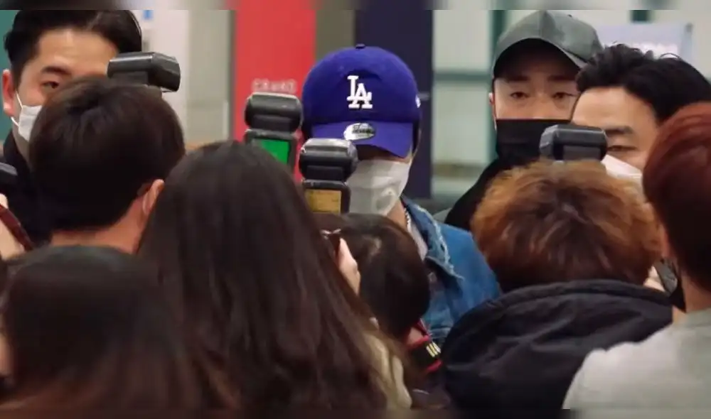 Los cantantes tuvieron dificultades para salir del aeropuerto, y sufrieron golpes de los fans. Los cantantes tuvieron dificultades para salir del aeropuerto, y sufrieron golpes de los fans.