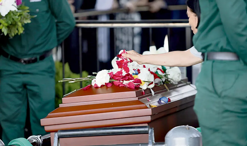 Sentimiento. Le llevaron pétalos de flores y rosas blancas. Foto: Aldair Mejía