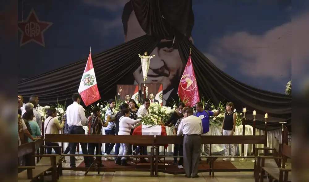 Personalidades políticas, militantes y público en general despiden a Alan García en la Casa del Pueblo. [FOTOS]