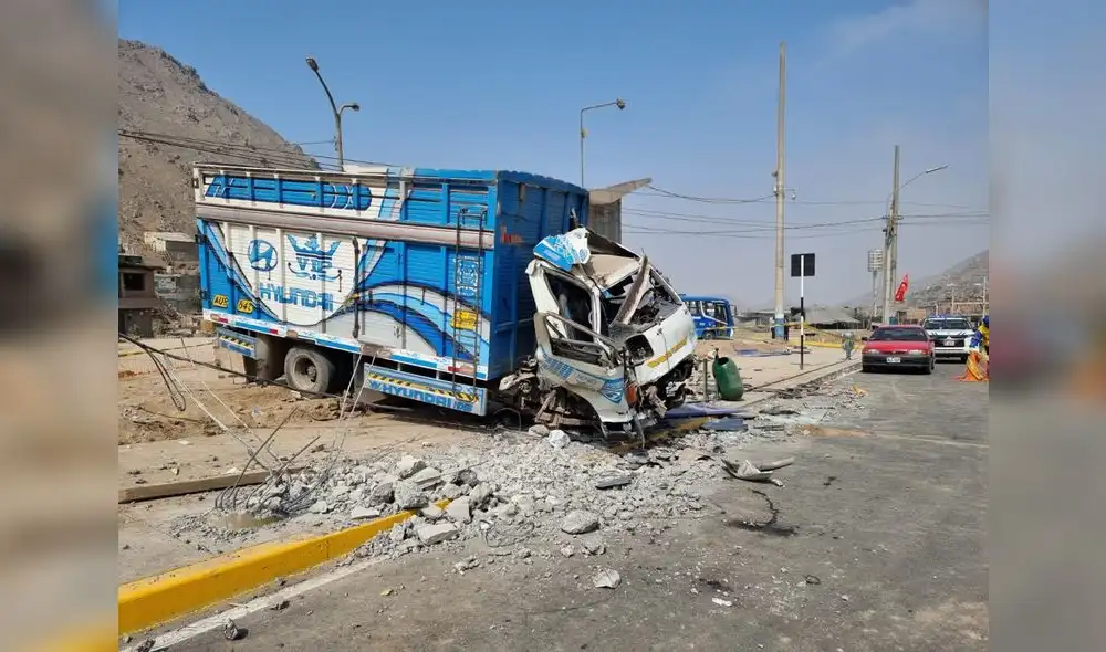 Así luce camión tras despiste en Pasamayito. Foto: URPI-LR Así luce camión tras despiste en Pasamayito. Foto: URPI-LR