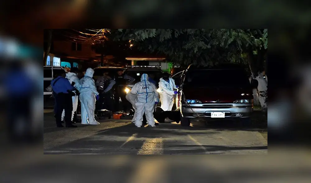 Un equipo de la Dirección Policial de Investigación durante el levantamiento de un cadáver. Foto: EFE