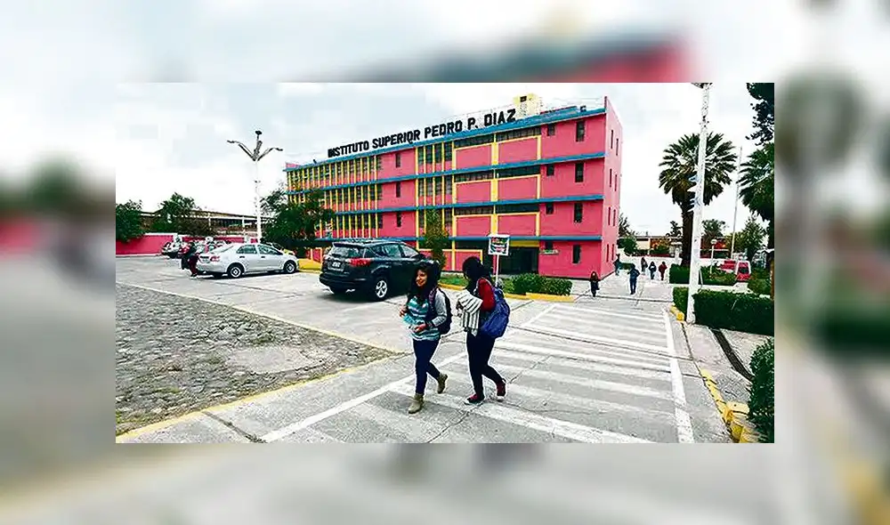 Parado. Emergencia afecta a alumnos de nivel superior. Parado. Emergencia afecta a alumnos de nivel superior.