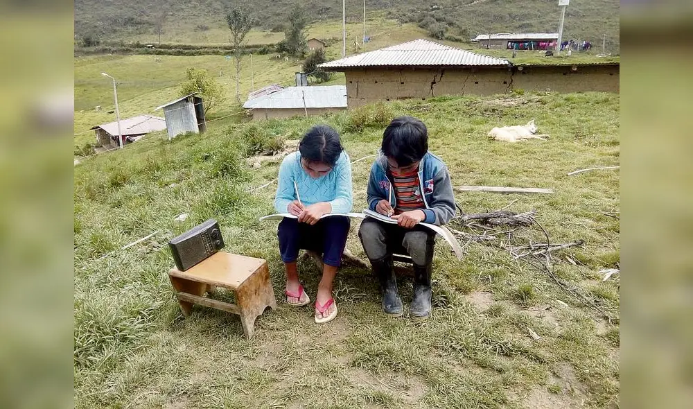 AL AIRE LIBRE Y SOLO CON UNA PEQUE�A RADIO A PILAS ESTOS PEQUE�OS RECIBEN CLASES EN SU LENGUA // AL AIRE LIBRE Y SOLO CON UNA PEQUE�A RADIO A PILAS ESTOS PEQUE�OS RECIBEN CLASES EN SU LENGUA //