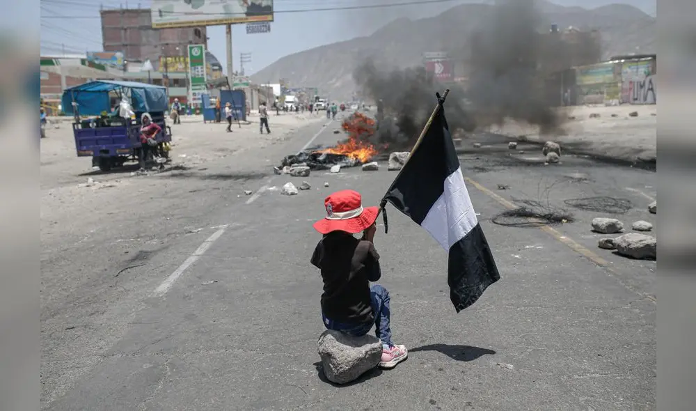 Bloqueos en cono norte. Una niña de manera simbólica participa en las protestas realizadas en Arequipa en solidaridad con lo ocurrido en Puno.
