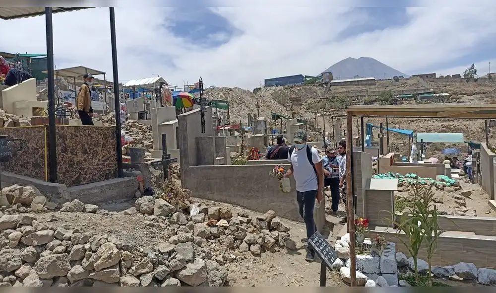 Arequipa. Cementerios fueron visitados de manera masiva. Foto: Wilder Pari/URPI Arequipa. Cementerios fueron visitados de manera masiva. Foto: Wilder Pari/URPI
