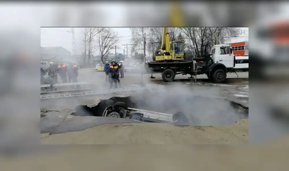 Mueren quemados luego que su vehículo cae a pozo con agua hirviendo: los encontraron abrasados [VIDEO] 