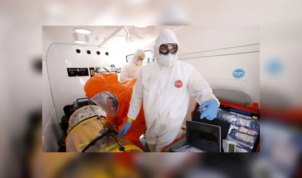 Paramédicos con un enfermo de COVID-19. Foto: AFP.