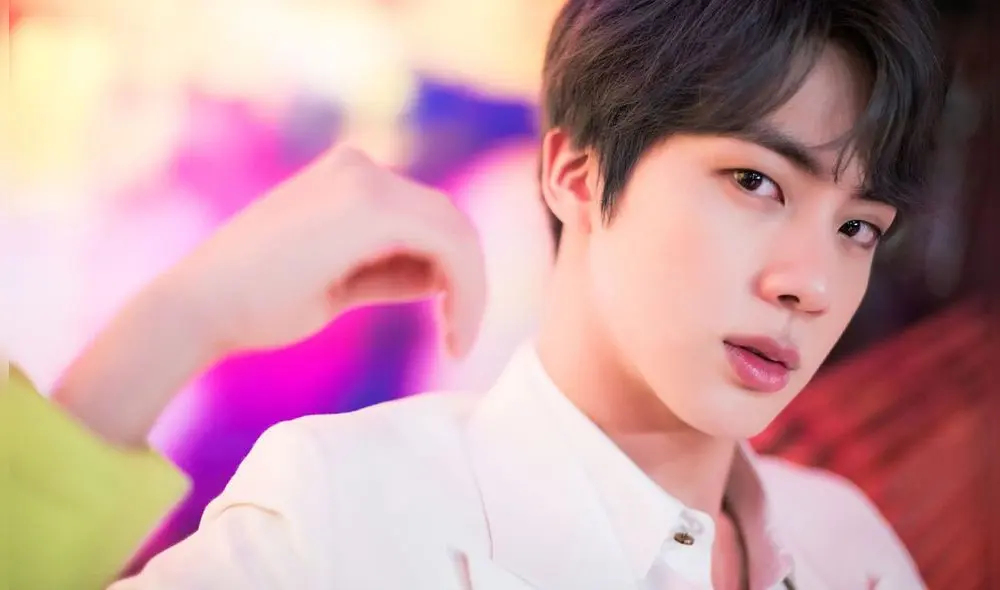 Mientras estaba en la Universidad, Jin fue descubierto nuevamente en la calle por un director de casting de Big Hit. Mientras estaba en la Universidad, Jin fue descubierto nuevamente en la calle por un director de casting de Big Hit.