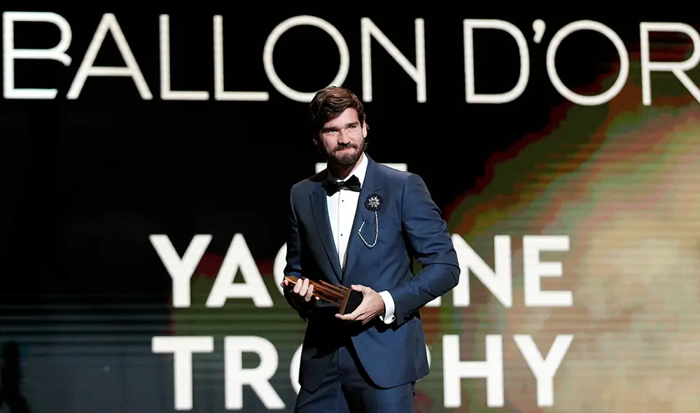 Alisson logró el trofeo a mejor portero. (EFE)