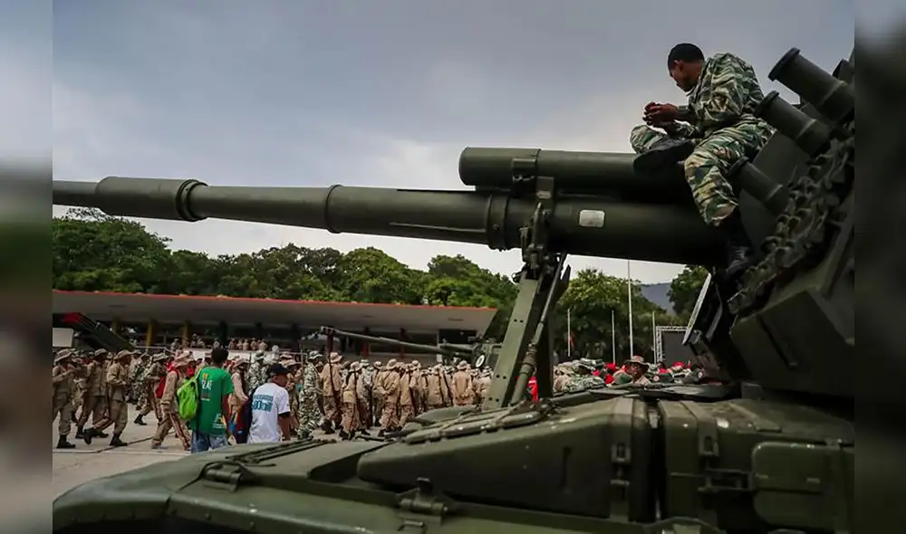 Maduro muestra poderío militar del chavismo en desfile armado de milicia bolivariana [FOTOS]