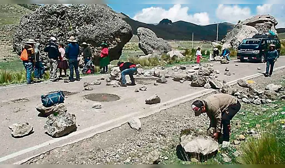 bloqueo. Manifestantes evitan el paso de vehículos encapsulados que transportan minerales por Corredor Minero del Sur. bloqueo. Manifestantes evitan el paso de vehículos encapsulados que transportan minerales por Corredor Minero del Sur.